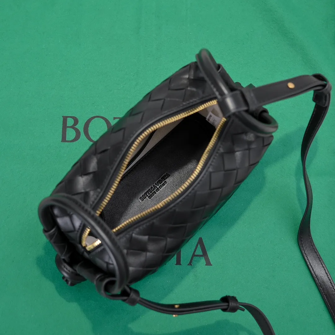 Batch 1360 BOTTEGA VENETA 2024 new loop is here! ! Many girls who like BV have owned the Loop bag. It has a simple appearance, classic weaving, and a compact and lightweight bag shape. This innovation continues the "camera bag" shape. Unlike the traditional Loop bag, which can only be worn as a crossbody bag, this innovation It can be carried by hand or cross-body, satisfying both the concave shape and daily needs. The oversized buckle can be folded and used as a handle. The sultry heat in summer ☀️ usually reduces people's desires. Having a lightweight bag will greatly enhance the happiness of traveling🫧 Style number: 6615 Size: 19*12*9cm